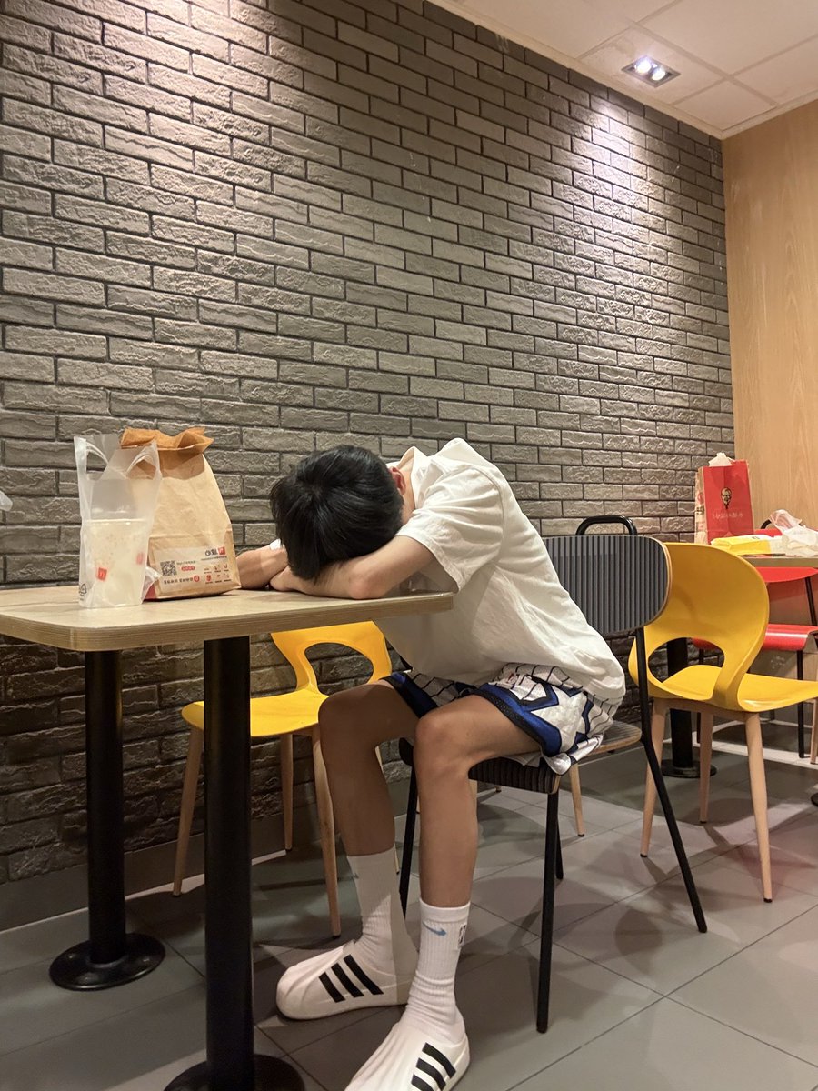 qq5721's tweet photo. 在麦当劳睡着了，回去的时候轮胎又爆胎，烦死了 https://t.co/2lTzj07NUJ