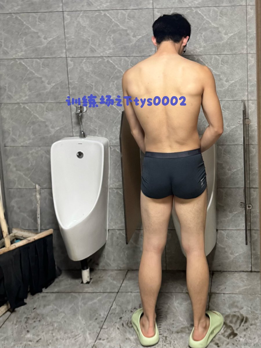 tys0002's tweet photo. 看到这样的壮体育生 总忍不住多看两眼
#体育生 #厕所 https://t.co/DG2YoN7vtw
