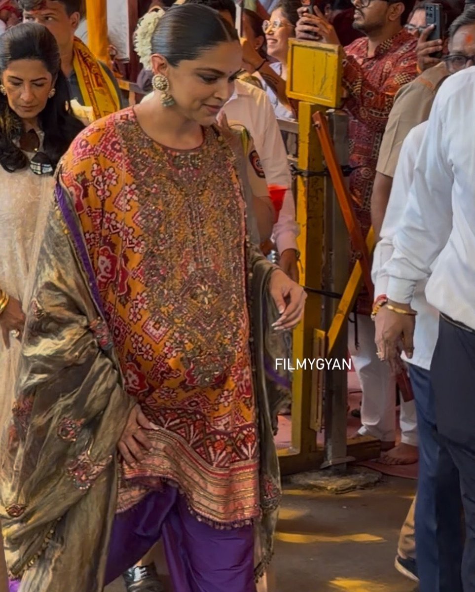 DeepikaAccess's tweet photo. Deepika Padukone at Siddhivinayak Temple today ✨

#DeepikaPadukone https://t.co/7kcvCZizsz