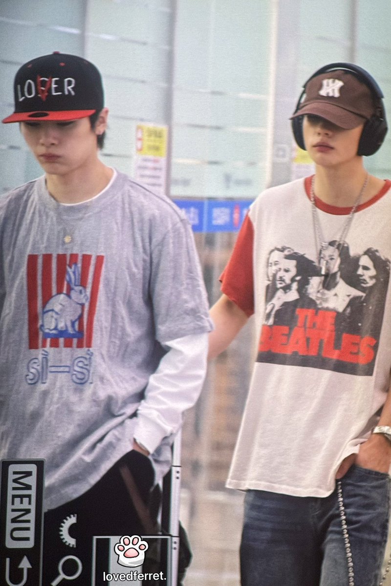 spearhyunnie2's tweet photo. 🦊: you're asking if it's the hat that hyunjin hyung stole? why did we change hats that time? ah that time hyunjin hyung said his snapback didn't suit him so he borrowed my hat for a bit. we didn't realize we switched hats and went around like that then we were like "oh our hats got switched" and wore our hats back ㅎㅎ