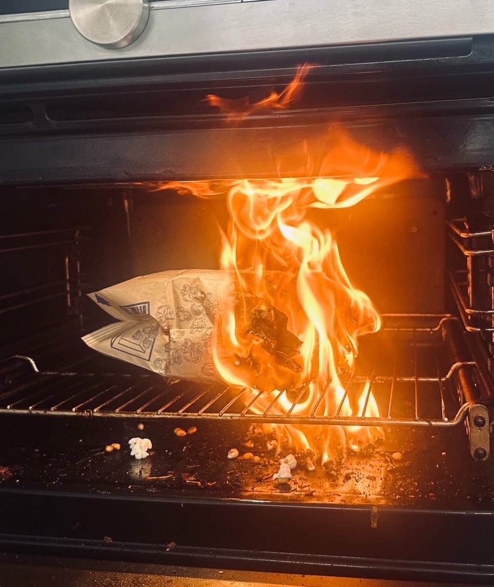 anothxz's tweet photo. ⠀

Either we have a mutant with fire-related powers, or someone... Tried to make microwave popcorn in the oven and left it there.

Right, I'm not angry. But who was it?

⠀ https://t.co/4xsHwrLDTs