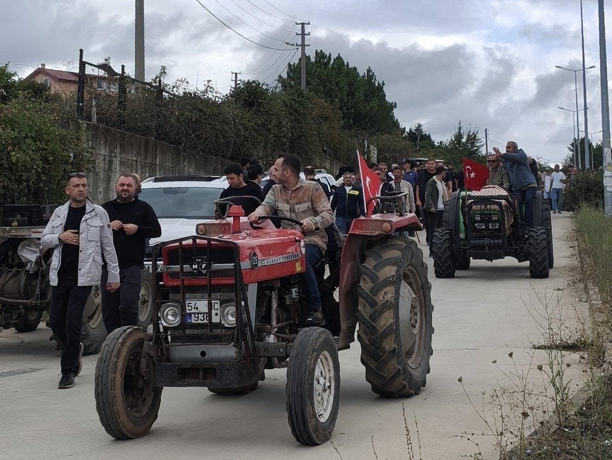 UgurBayraktutan's tweet photo. 📍DÜZCE-AKÇAKOCA

Fındık üreticilerimizin sesi olmak, sorunlarına dikkat çekmek amacıyla düzenlenen Traktörlerle Fındık Fiyatı Boykot Eylemi'ne katıldık. https://t.co/55FgnkfHqr