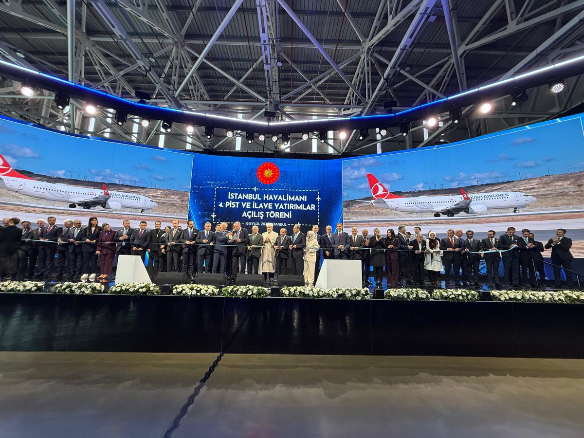 akaraismailoglu's tweet photo. Cumhurbaşkanımız Sn. @RTErdogan’ın teşrifleriyle gerçekleştirdiğimiz İstanbul Havalimanı 4. Pist ve İlave Yatırımlar Açılış Töreni’ne katıldık.

Sayısız ödüle layık görülen ve geçtiğimiz yıl 84,5 milyon yolcuya ev sahipliği yaparak yolcu sayısı bazında Avrupa’da 2’nci, dünyada 8’inci sıraya yerleşen havalimanımızı daha ileri noktalara taşımakta kararlıyız.

Yıllık yolcu kapasitesini artıracak, uçuş verimliliğini üst seviyeye çıkaracak ve İstanbul’umuzu küresel aktarma merkezi olarak daha da pekiştirecek yatırımlarımızın İstanbul’umuza ve aziz milletimize hayırlı uğurlu olmasını diliyorum.