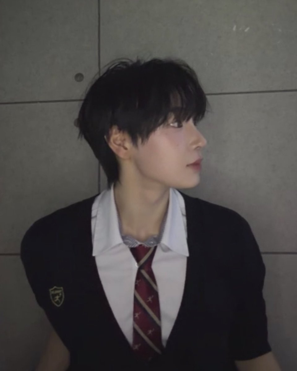 cxzkid's tweet photo. 곽기웅 선배 어깨에 옆태까지 예술이네요 https://t.co/sFwNVEO6Am