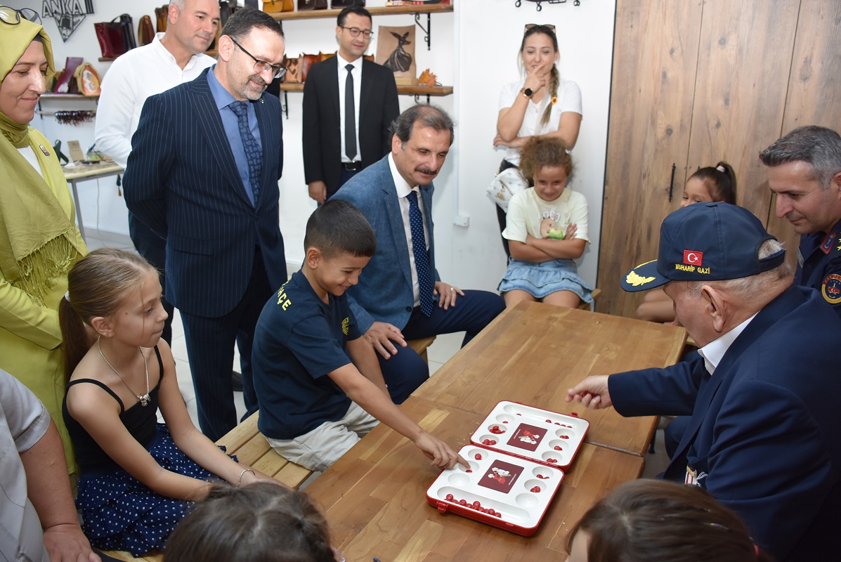 Salihli_Kym's tweet photo. 🇹🇷 Kaymakam Ali Güldoğan, Gaziler Günü Münasebetiyle Düzenlenen Mangala Turnuvası Finaline Katıldı.
19 Eylül Gaziler Günü etkinlikleri kapsamında düzenlenen Geleneksel Türk Zekâ ve Strateji Oyunu Mangala Turnuvası'nın final müsabakaları, Kaymakam Sayın Ali Güldoğan’ın katılımıyla gerçekleştirildi. Kıyasıya mücadelelere sahne olan turnuvanın sonunda dereceye giren yarışmacılar, ödüllerini Kaymakam Güldoğan’ın elinden aldı.
Gaziler Günü'nün anlam ve önemine binaen, kuşaklar arası bağı güçlendirmek ve geleneksel kültürümüzü yaşatmak amacıyla organize edilen turnuva, öğrencilerimiz tarafından yoğun ilgi gördü. Final müsabakalarını salondaki izleyicilerle birlikte heyecanla takip eden Kaymakam Ali Güldoğan, finalistlerin stratejik hamlelerini yakından izledi.
"Geleneklerimiz ve Kahramanlarımız Bizim En Büyük Değerimizdir"
Final karşılaşmalarının ardından düzenlenen ödül töreninde konuşan Kaymakam Ali Güldoğan, vatanın bölünmez bütünlüğü uğruna canlarını siper eden gazilere minnet duygularını ifade etti. Güldoğan, "Bugün, bağımsızlığımızın yaşayan abideleri olan kahraman gazilerimizi anarken, aynı zamanda kültürel mirasımız olan ata oyunumuz Mangala etrafında gençlerimizle bir araya gelmenin mutluluğunu yaşıyoruz. Milli maneviyatımızı ve geleneklerimizi yaşatan bu tür etkinliklerde emeği geçen herkesi kutluyorum." dedi.
Turnuvada üstün başarı göstererek dereceye girmeye hak kazanan yarışmacılara ödüllerini takdim eden Kaymakam Güldoğan, tüm katılımcıları tebrik ederek onlarla hatıra fotoğrafı çektirdi.
Etkinlik, günün anlam ve önemine uygun olarak birlik, beraberlik ve dayanışma mesajlarının verilmesinin ardından sona erdi.
🇹🇷 @AliGuldgn 
https://t.co/EijeMnLNad