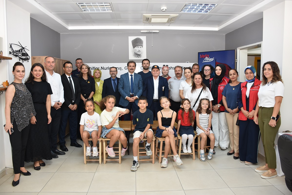 Salihli_Kym's tweet photo. 🇹🇷 Kaymakam Ali Güldoğan, Gaziler Günü Münasebetiyle Düzenlenen Mangala Turnuvası Finaline Katıldı.
19 Eylül Gaziler Günü etkinlikleri kapsamında düzenlenen Geleneksel Türk Zekâ ve Strateji Oyunu Mangala Turnuvası'nın final müsabakaları, Kaymakam Sayın Ali Güldoğan’ın katılımıyla gerçekleştirildi. Kıyasıya mücadelelere sahne olan turnuvanın sonunda dereceye giren yarışmacılar, ödüllerini Kaymakam Güldoğan’ın elinden aldı.
Gaziler Günü'nün anlam ve önemine binaen, kuşaklar arası bağı güçlendirmek ve geleneksel kültürümüzü yaşatmak amacıyla organize edilen turnuva, öğrencilerimiz tarafından yoğun ilgi gördü. Final müsabakalarını salondaki izleyicilerle birlikte heyecanla takip eden Kaymakam Ali Güldoğan, finalistlerin stratejik hamlelerini yakından izledi.
"Geleneklerimiz ve Kahramanlarımız Bizim En Büyük Değerimizdir"
Final karşılaşmalarının ardından düzenlenen ödül töreninde konuşan Kaymakam Ali Güldoğan, vatanın bölünmez bütünlüğü uğruna canlarını siper eden gazilere minnet duygularını ifade etti. Güldoğan, "Bugün, bağımsızlığımızın yaşayan abideleri olan kahraman gazilerimizi anarken, aynı zamanda kültürel mirasımız olan ata oyunumuz Mangala etrafında gençlerimizle bir araya gelmenin mutluluğunu yaşıyoruz. Milli maneviyatımızı ve geleneklerimizi yaşatan bu tür etkinliklerde emeği geçen herkesi kutluyorum." dedi.
Turnuvada üstün başarı göstererek dereceye girmeye hak kazanan yarışmacılara ödüllerini takdim eden Kaymakam Güldoğan, tüm katılımcıları tebrik ederek onlarla hatıra fotoğrafı çektirdi.
Etkinlik, günün anlam ve önemine uygun olarak birlik, beraberlik ve dayanışma mesajlarının verilmesinin ardından sona erdi.
🇹🇷 @AliGuldgn 
https://t.co/EijeMnLNad