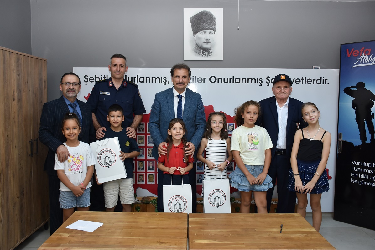 Salihli_Kym's tweet photo. 🇹🇷 Kaymakam Ali Güldoğan, Gaziler Günü Münasebetiyle Düzenlenen Mangala Turnuvası Finaline Katıldı.
19 Eylül Gaziler Günü etkinlikleri kapsamında düzenlenen Geleneksel Türk Zekâ ve Strateji Oyunu Mangala Turnuvası'nın final müsabakaları, Kaymakam Sayın Ali Güldoğan’ın katılımıyla gerçekleştirildi. Kıyasıya mücadelelere sahne olan turnuvanın sonunda dereceye giren yarışmacılar, ödüllerini Kaymakam Güldoğan’ın elinden aldı.
Gaziler Günü'nün anlam ve önemine binaen, kuşaklar arası bağı güçlendirmek ve geleneksel kültürümüzü yaşatmak amacıyla organize edilen turnuva, öğrencilerimiz tarafından yoğun ilgi gördü. Final müsabakalarını salondaki izleyicilerle birlikte heyecanla takip eden Kaymakam Ali Güldoğan, finalistlerin stratejik hamlelerini yakından izledi.
"Geleneklerimiz ve Kahramanlarımız Bizim En Büyük Değerimizdir"
Final karşılaşmalarının ardından düzenlenen ödül töreninde konuşan Kaymakam Ali Güldoğan, vatanın bölünmez bütünlüğü uğruna canlarını siper eden gazilere minnet duygularını ifade etti. Güldoğan, "Bugün, bağımsızlığımızın yaşayan abideleri olan kahraman gazilerimizi anarken, aynı zamanda kültürel mirasımız olan ata oyunumuz Mangala etrafında gençlerimizle bir araya gelmenin mutluluğunu yaşıyoruz. Milli maneviyatımızı ve geleneklerimizi yaşatan bu tür etkinliklerde emeği geçen herkesi kutluyorum." dedi.
Turnuvada üstün başarı göstererek dereceye girmeye hak kazanan yarışmacılara ödüllerini takdim eden Kaymakam Güldoğan, tüm katılımcıları tebrik ederek onlarla hatıra fotoğrafı çektirdi.
Etkinlik, günün anlam ve önemine uygun olarak birlik, beraberlik ve dayanışma mesajlarının verilmesinin ardından sona erdi.
🇹🇷 @AliGuldgn 
https://t.co/EijeMnLNad