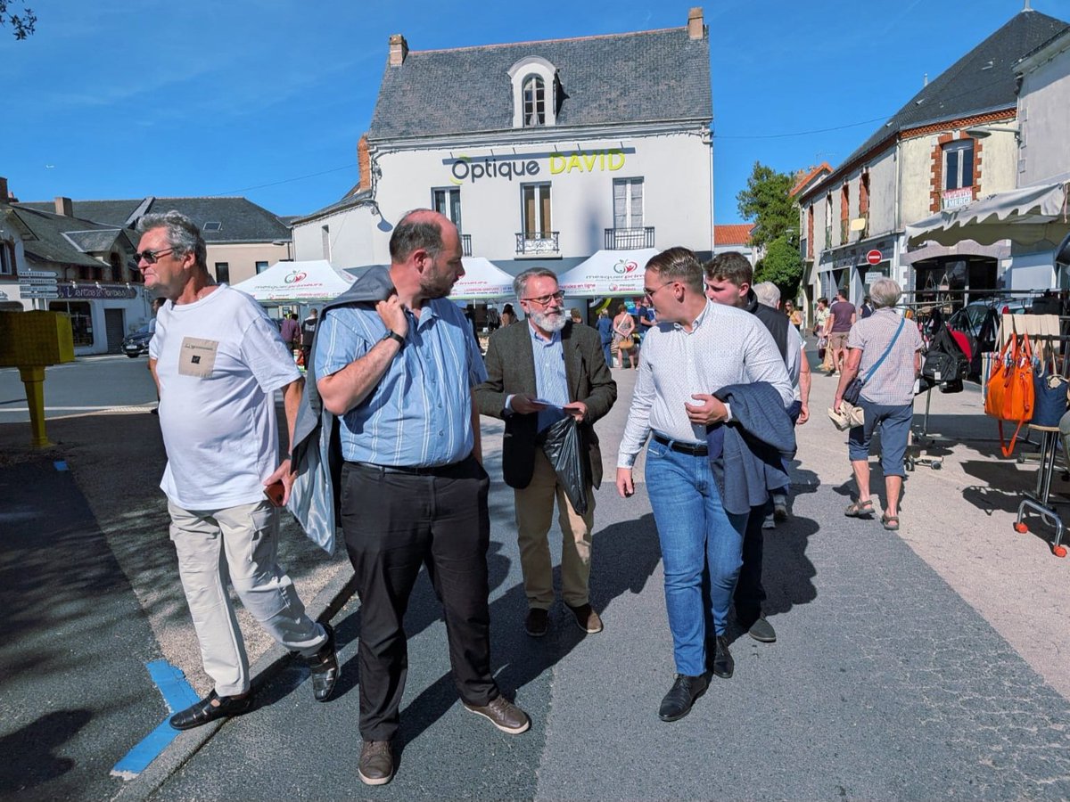GauthierBouchet's tweet photo. Notre mobilisation militante se poursuit pour faire gagner Marine Le Pen. Je viens prêter main forte au Sud-Loire. Nous voici donc aux pieds de l'église de Saint-Philbert-de-Grandlieu pour porter un message très différent des autres partis : la renaissance de la France.
#RN #RN44 https://t.co/0Y7Z4RPXY3