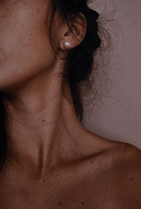 ListenMy_Son's tweet photo. 6 Erogenous zones of the female body that you should know:

1. Neck &amp; Collarbone https://t.co/aaIT0lV5Ck
