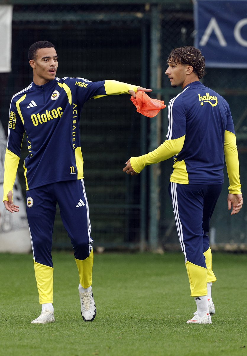 Fbaltyapi's tweet photo. Fenerbahçe antrenmanından kareler!

🟡 Alaattin Ekici
🔵 Çağrı Hakan Balta https://t.co/bzh6ehQQI9