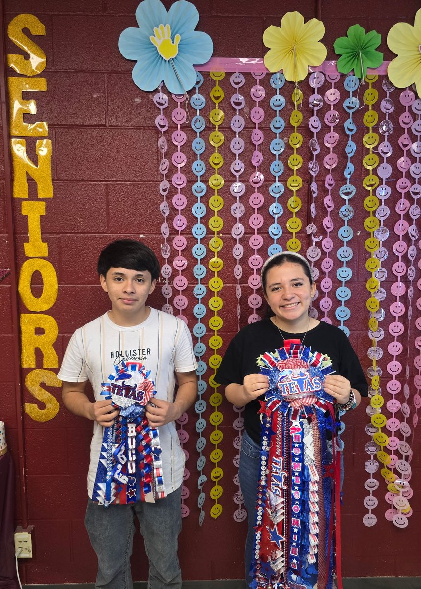 LetipCISLF16285's tweet photo. CONGRATULATIONS  to our special @losfresnoshigh
Falcon-CIS @cameron_cis students who won the beautiful mums donated by Creative Occasions by Michelle!!! 

#Beingpresentmatters 
#HOCO
#Seniors 
#juniors https://t.co/xXtJXQVJN0