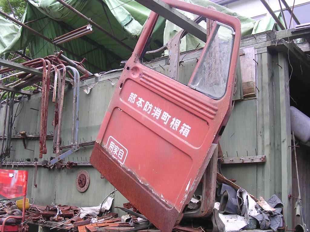 CURIOUS_49's tweet photo. 画像発掘ついでに…
そのキャビンのあった某山には怖い物見たさから何度か出かけて一枚目のブツを「目玉商品だ！」と思って交渉したんだか、しなかったんだか、もう覚えてない。MN-T25ではないよ。
重機が入って一気に片づけたと思いきやまた出てきたりして、仙界冥界の趣きに満ちておりましたな。 https://t.co/PNIURdyMiw