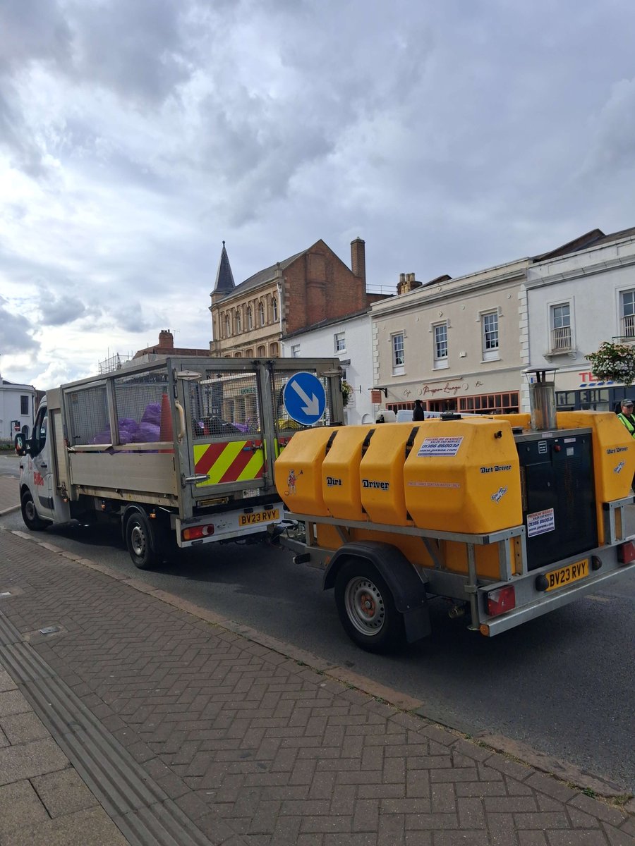 StratfordDC's tweet photo. ✨ Cleansing complete!
A huge thank you to Keep Britain Tidy for administering the Chewing Gum Taskforce grant, and to our Biffa crews for doing a fantastic job cleaning up our streets. 👏
Now it’s over to all of us to help keep them looking their best. Please bin your gum! 🚮 https://t.co/zxtxvrVffG