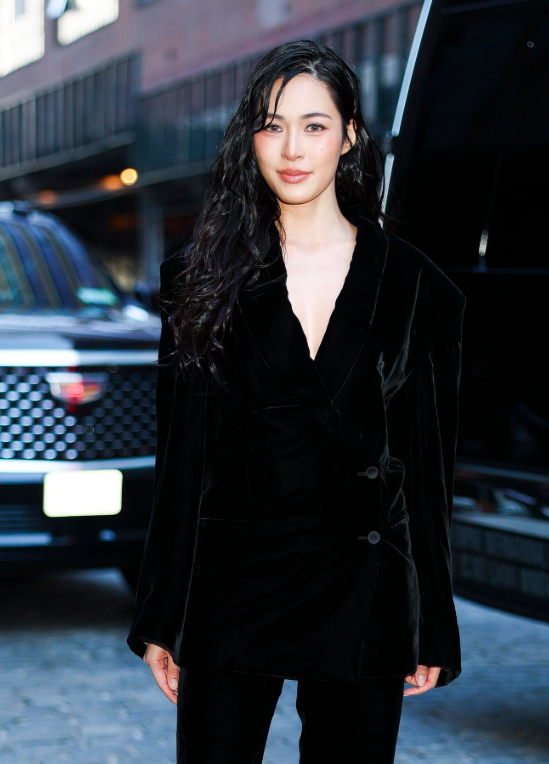 AboutMusicYT's tweet photo. Lingling Kwong was the top celebrity on social media during the New York Fashion Week SS27. https://t.co/E1kUxgemc2