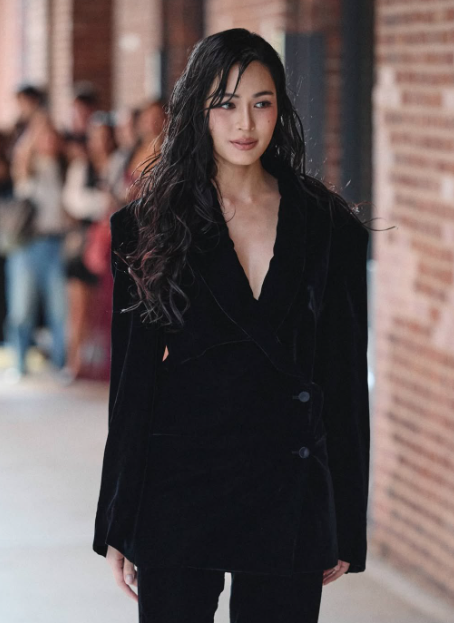 AboutMusicYT's tweet photo. Lingling Kwong was the top celebrity on social media during the New York Fashion Week SS27. https://t.co/E1kUxgemc2