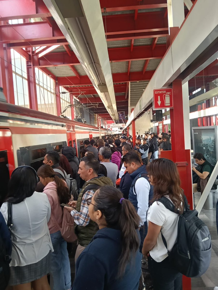 Forte_Rio09's tweet photo. @Suburbanos Servicio cada día más decadente, y sus vigilantes de chaleco amarillo nada más viendo. https://t.co/4gcCSX2PzO