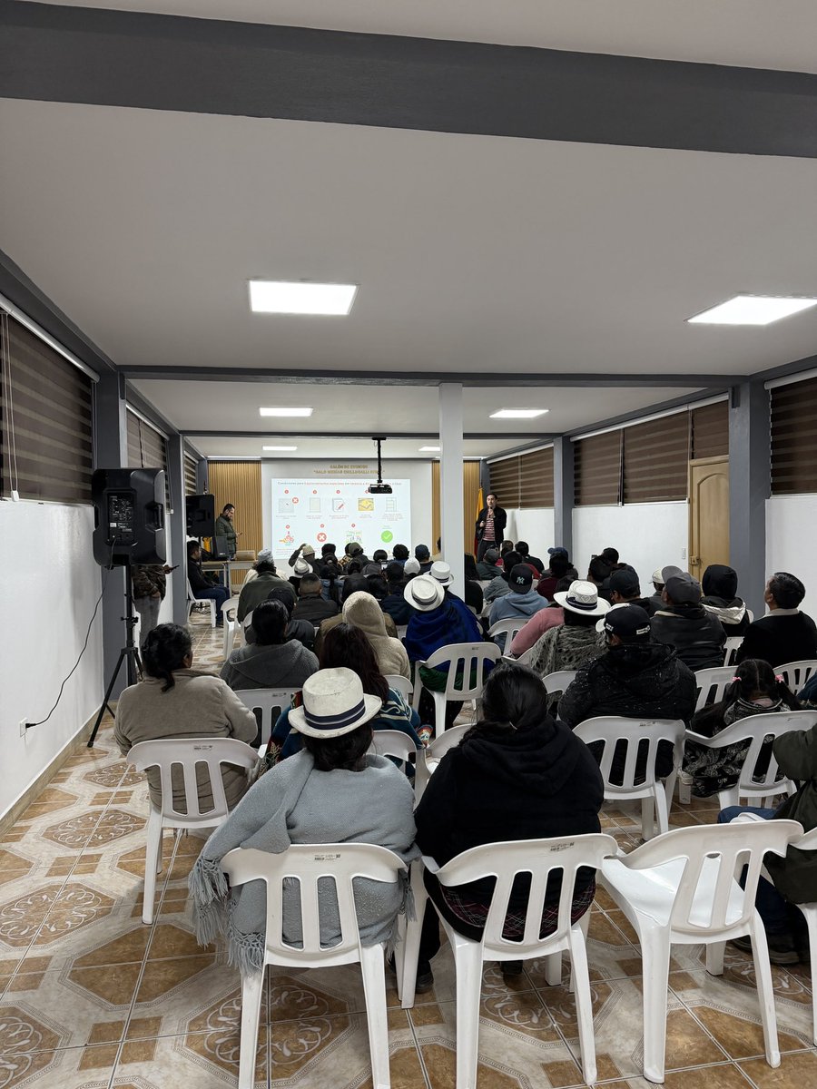 PlanificacionCu's tweet photo. 🤝🌱 Ayer compartimos con la comunidad de Quingeo los resultados de las mesas ciudadanas y avanzamos juntos en la propuesta para la definición del lote mínimo rural. 🏡

Escuchamos a la gente para construir una planificación desde el territorio y para sus familias. https://t.co/IE4AoHpNlx