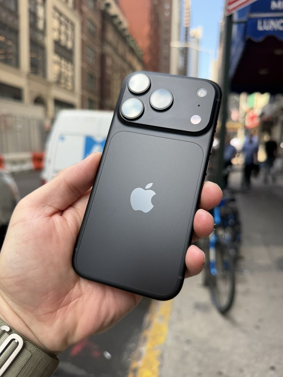 Kevinhendrse's tweet photo. What do we think of the black iPhone 18 Pro?
#iPhone #iphone18pro https://t.co/iL2hAThHhF