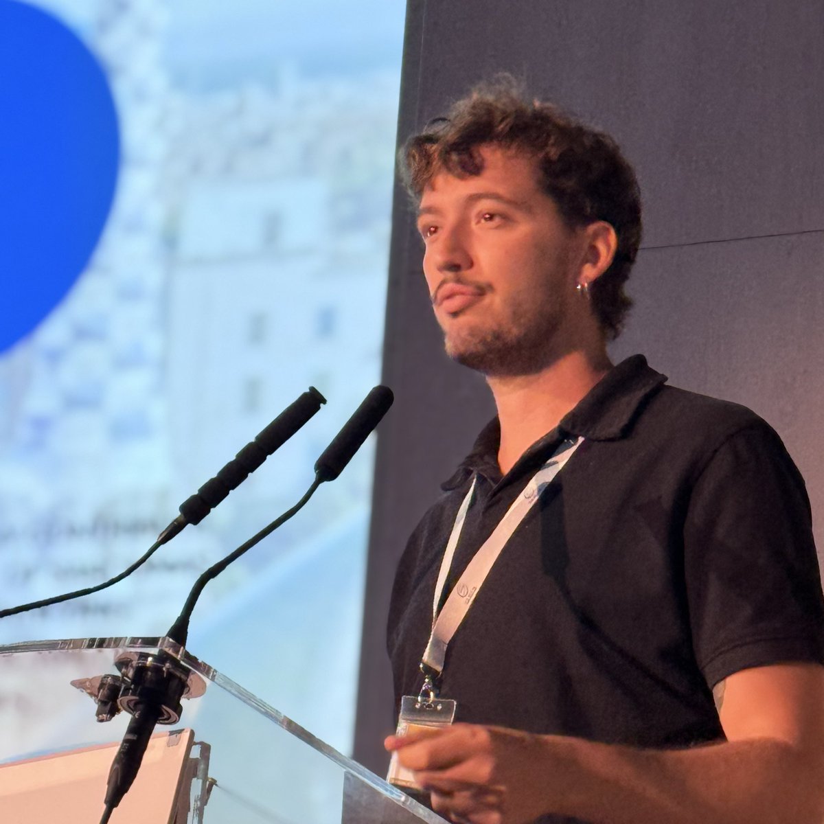 GrupoGeis's tweet photo. Eduard Pérez Ballestero plantea una cuestión clave: ¿estamos identificando a todos los pacientes que necesitan consejo genético?

#GEIS #Genetics #SarcomaWeek26 https://t.co/t91BlzWWzI