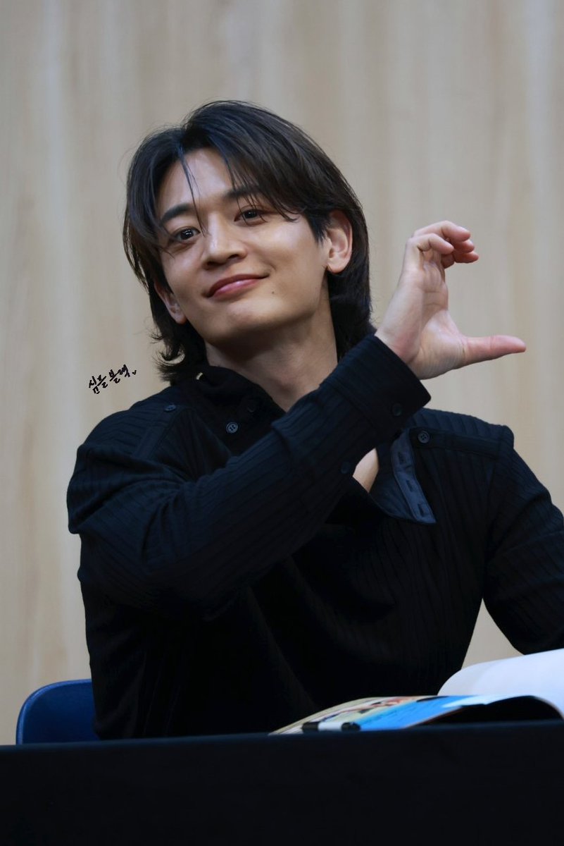 simpleblack1209's tweet photo. 260918 민호 뮤직아트 팬싸 프리뷰 (2)

🫶🏻.

#민호 #샤이니 #MINHO #SHINee #ミンホ https://t.co/vTCZJgcAiA