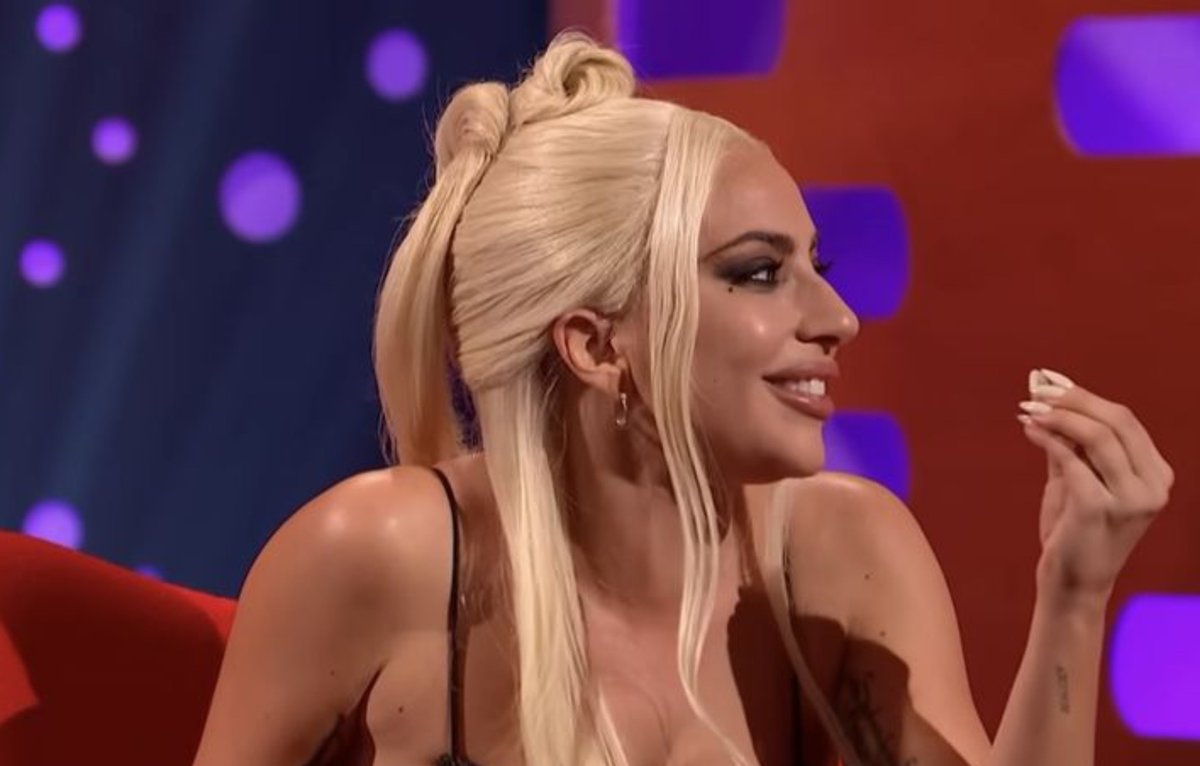 gagacopp0la's tweet photo. primeiramente a gaga não "comprou" um bebê, não explorou corpo de outra mulher, a bebê POR LEI é filha biológica dela e a pessoa que gerou não tem vínculo nenhum com o bebê pq os genes da gaga e do michael que estão no DNA da criança, isso é biologia básica e noção também https://t.co/y0V5t8icNi