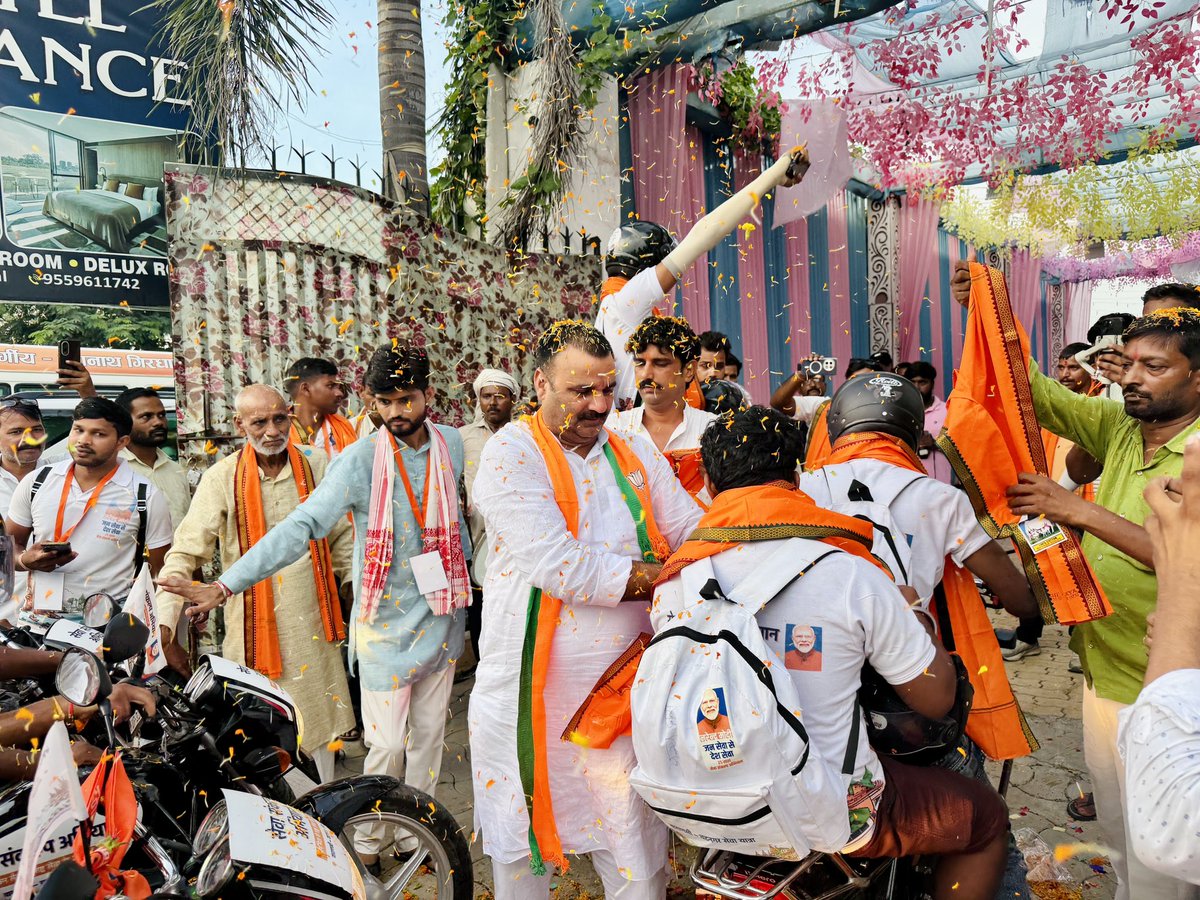 rajushuklabjp's tweet photo. माँ सरयू सेवा यात्रा — ग्रुप नंबर 6
10 पवित्र नदियों का जल लेकर माननीय प्रधानमंत्री श्री नरेंद्र मोदी जी की कर्मभूमि से जन्मभूमि तक की पावन यात्रा पर निकली माँ सरयू सेवा यात्रा का आज द्वितीय विश्राम मेजा विधानसभा में डीजीएस कार्यालय में हुआ।
इस पावन यात्रा में सम्मिलित श्रद्धालुओं का स्वागत एवं अभिनंदन करने और उनके रात्रि विश्राम की सेवा करने का सौभाग्य प्राप्त हुआ।
माँ सरयू की कृपा सभी पर बनी रहे और यह पावन यात्रा अपने उद्देश्य में सफल हो—यही माँ के चरणों में प्रार्थना है।
सेवा ही मेरा धर्म, सेवा ही मेरा कर्म। #rajushuklabjp #rajubhaiya #mejavidhansabha259 #sevayatra #narendramodi @narendramodi  @NitinNabin @AmitShahOffice @rajnathsingh @mppchaudhary @myogiadityanath @kpmaurya1 @brajeshpathakup @swatantrabjp @BJP4UP @BJP4India @ManojTiwariMP @Ashok_KashiBJP