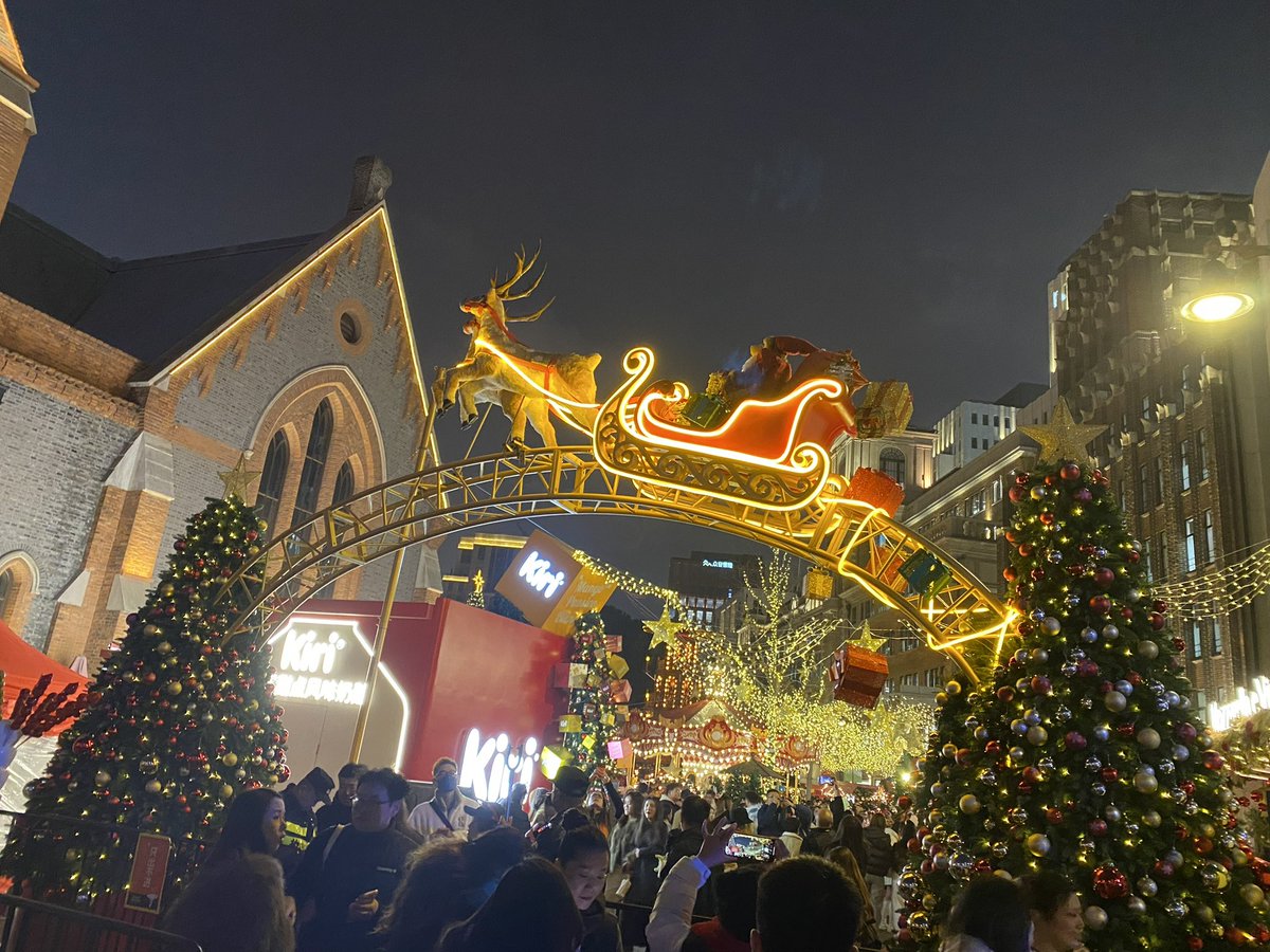 SSivawoot's tweet photo. 🎄 เซี่ยงไฮ้ก็มี Christmas Market นะครับ! 🇨🇳✨
ย่าน Rockbund จั���อลังการไม่แพ้ที่อื่นเลย ตกแต่งสวยมาก บรรยากาศดี ฟีลดีมากครับ 🎅🏻🎄✨ เดินเล่นยาวๆ มาจากถนนหนานจิงได้เลย  คนเยอะมากกกจริงๆ ปีนี้ประกาศวันแล้ว 18 พ.ย.–28 ธ.ค. 2026 อากาศไม่หนาวมาก กำลังดี https://t.co/4CwCJzb3og