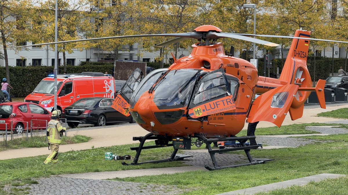 janohmen1's tweet photo. 5 verletzte Personen nach Wohnungsbrand auf der Becherstraße in Düsseldorf. Eine Person mit lebensgefährlichen Verletzungen mit Hubschrauber in eine Spezialklinik transportiert. Mehrere Personen mussten durch die Feuerwehr gerettet werden. https://t.co/Ejm2F1Yilf