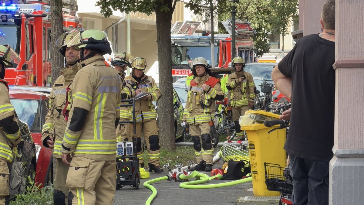 janohmen1's tweet photo. 5 verletzte Personen nach Wohnungsbrand auf der Becherstraße in Düsseldorf. Eine Person mit lebensgefährlichen Verletzungen mit Hubschrauber in eine Spezialklinik transportiert. Mehrere Personen mussten durch die Feuerwehr gerettet werden. https://t.co/Ejm2F1Yilf