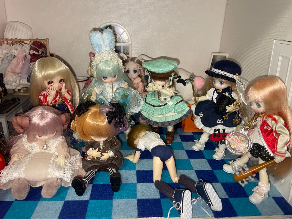 OssanDolls's tweet photo. チ「パパが靴買ってくれたにゃ♪」
ネ「可愛い靴だみゅ✨」
晶「‥・なんで俺には体操着なんだよ💢」
🍫「パパの趣味でしゅ!」
🍬「仕方ないでち!」
🌱「諦めた方がいいの〜」
IV「意外と似合ってますよ?」
ち「慰めになってない気が💧」
#あまむす
#シュガーカップス
#DIAS
#月うさ洋装店 https://t.co/3xXaLkaNk5