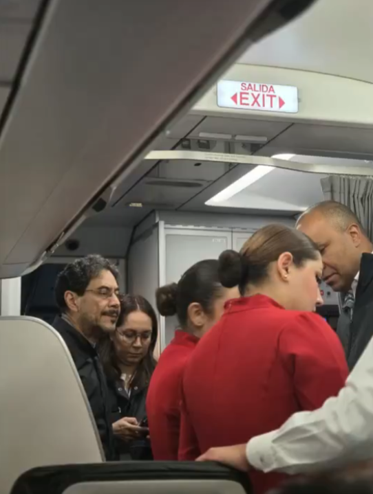 ghitis's tweet photo. -Oiga Iván, la orden es no viajar en Avianca
-Es que yo sí puedo pues no estoy en la OFAC https://t.co/UQ1lCrZML1