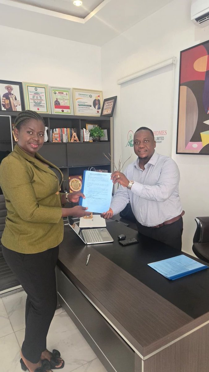 Ritzypropertyhu's tweet photo. FROM ABROAD TO PROPERTY OWNERSHIP IN NIGERIA.
+2348118115456 

A decision was made. Trust was placed in Ritzy Property Hub, and today, another Nigerian in the diaspora has a property to call theirs.

Thank you for trusting us to be part of your journey.

#RitzyPropertyHub #fyp https://t.co/xlxHiPU6Xq