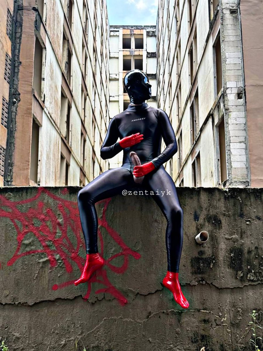 outlet08_yk's tweet photo. Duduk santai di gedung tua

#zentai #amoresy #outdoor #gayjogja https://t.co/awuxgDBivV