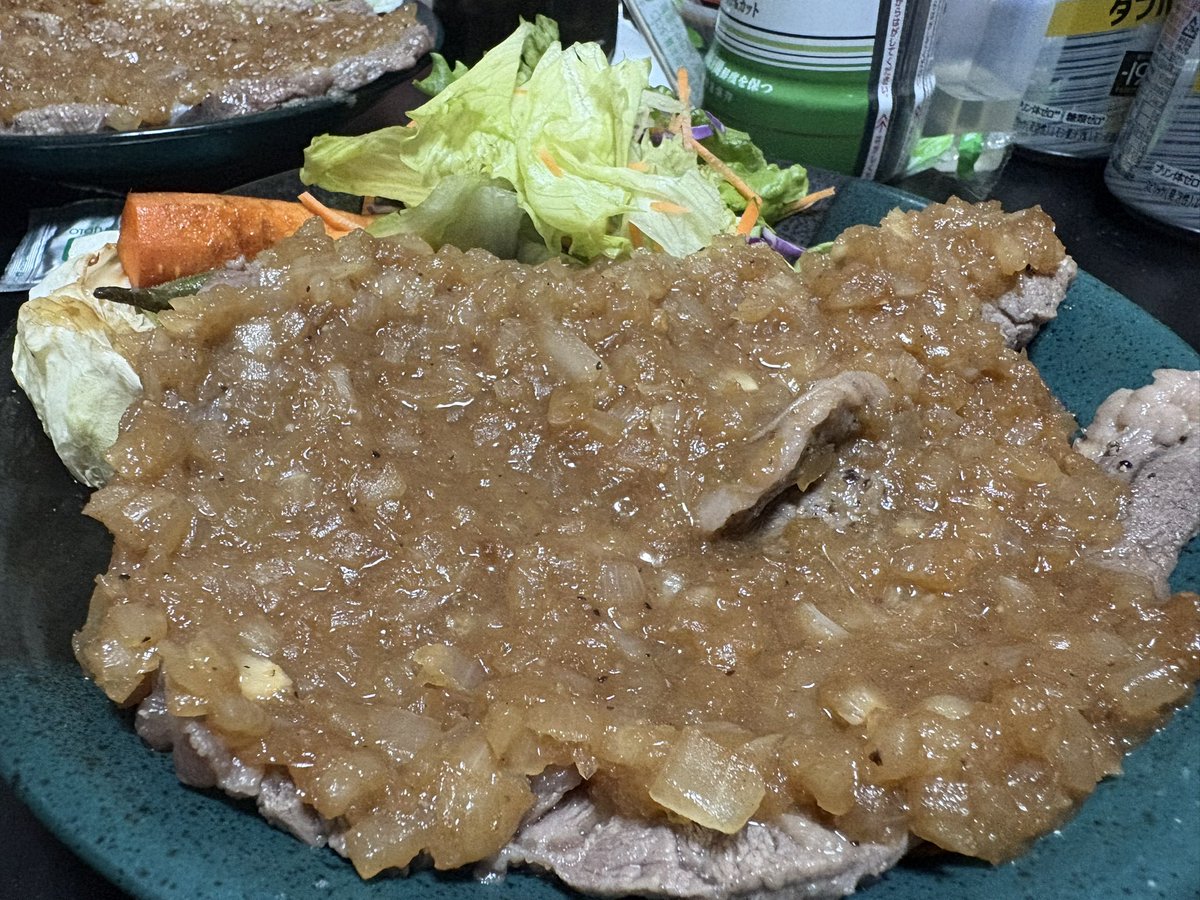 Hyouma846's tweet photo. 今日の晩飯
シャリアピンステーキ
柔らかくておいしーうまうま
#飯テロ
#晩飯
#自炊 https://t.co/ZfNTWaDSsW