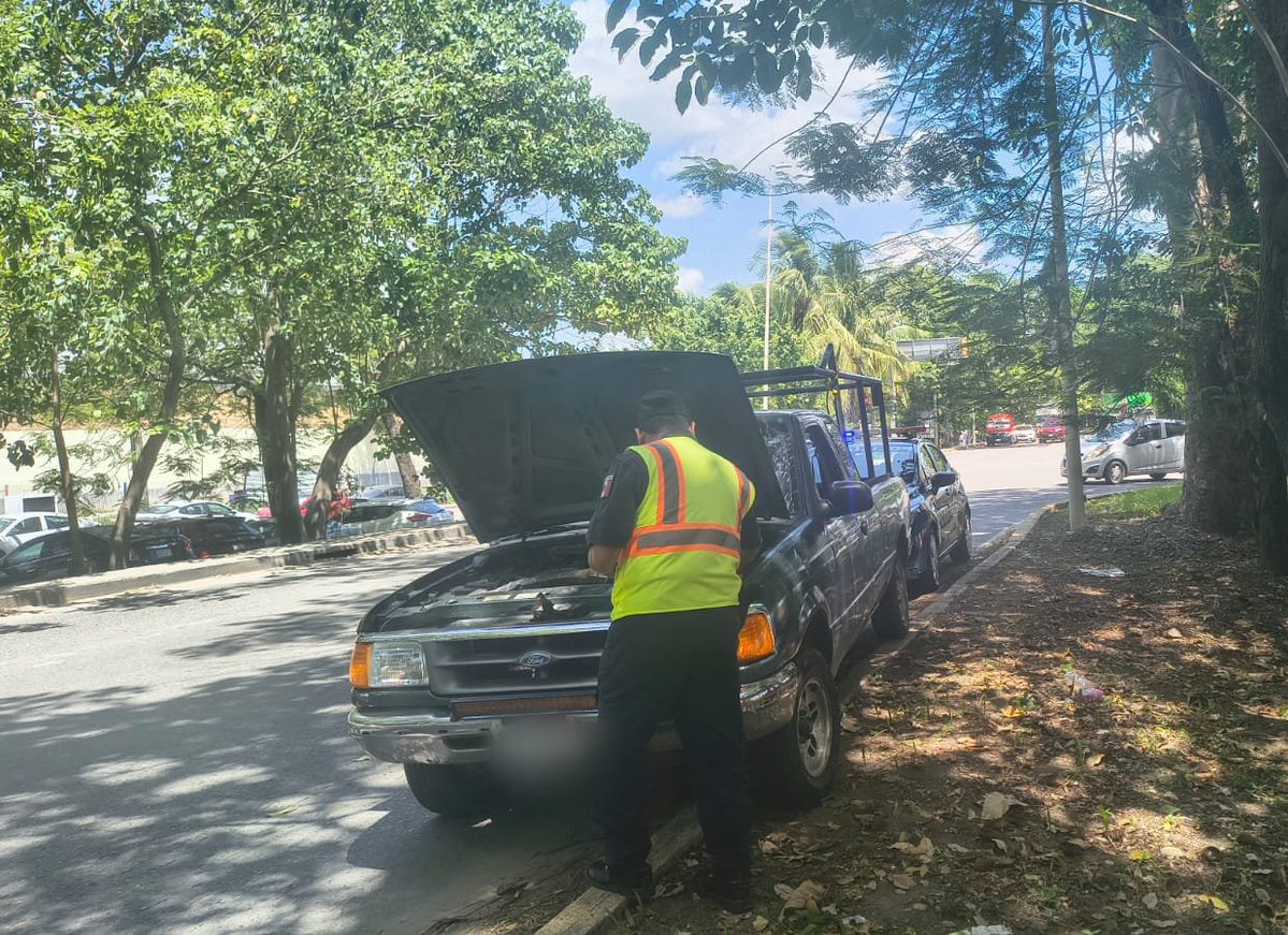 SSPCTabasco's tweet photo. 🚔 Elementos de la #PECTabasco brindaron apoyo vial a un ciudadano, luego de que su camioneta marca Ford Ranger presentara una falla mecánica en la colonia Indeco.
Los agentes realizaron abanderamiento preventivo 🚧 para evitar cualquier hecho de tránsito. https://t.co/5R8miR7Cx3