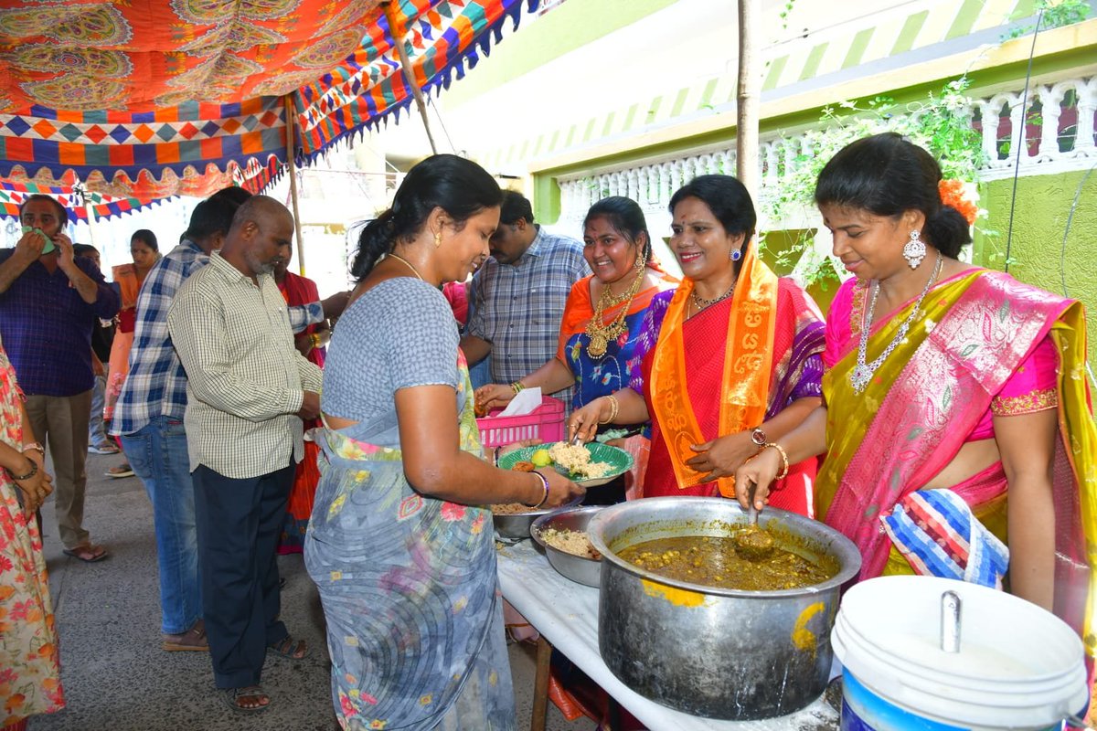 SujathaPeethala's tweet photo. విజయవాడ - పటమట - కరణం గారు బజార్ లో వెంచేసి ఉన్న శ్రీ మహా గణపతి భక్త బృందం వారిచే ఈరోజు ఘనంగా అన్నసంతర్పణ చేసినారు.
రాష్ట్రం సుభిక్షం గా ఉండాలని,ఆ గణపయ్య ఆశీషులు అందరి పై ఉండాలని, ప్రార్ధించడం జరిగింది.
#TDPparty #టీడీపీ #TDPSOCIALMEDIA #TDP @NaraLokesh @ncbn #TDPJSPBJP @JaiTDP https://t.co/04MvQcOKry