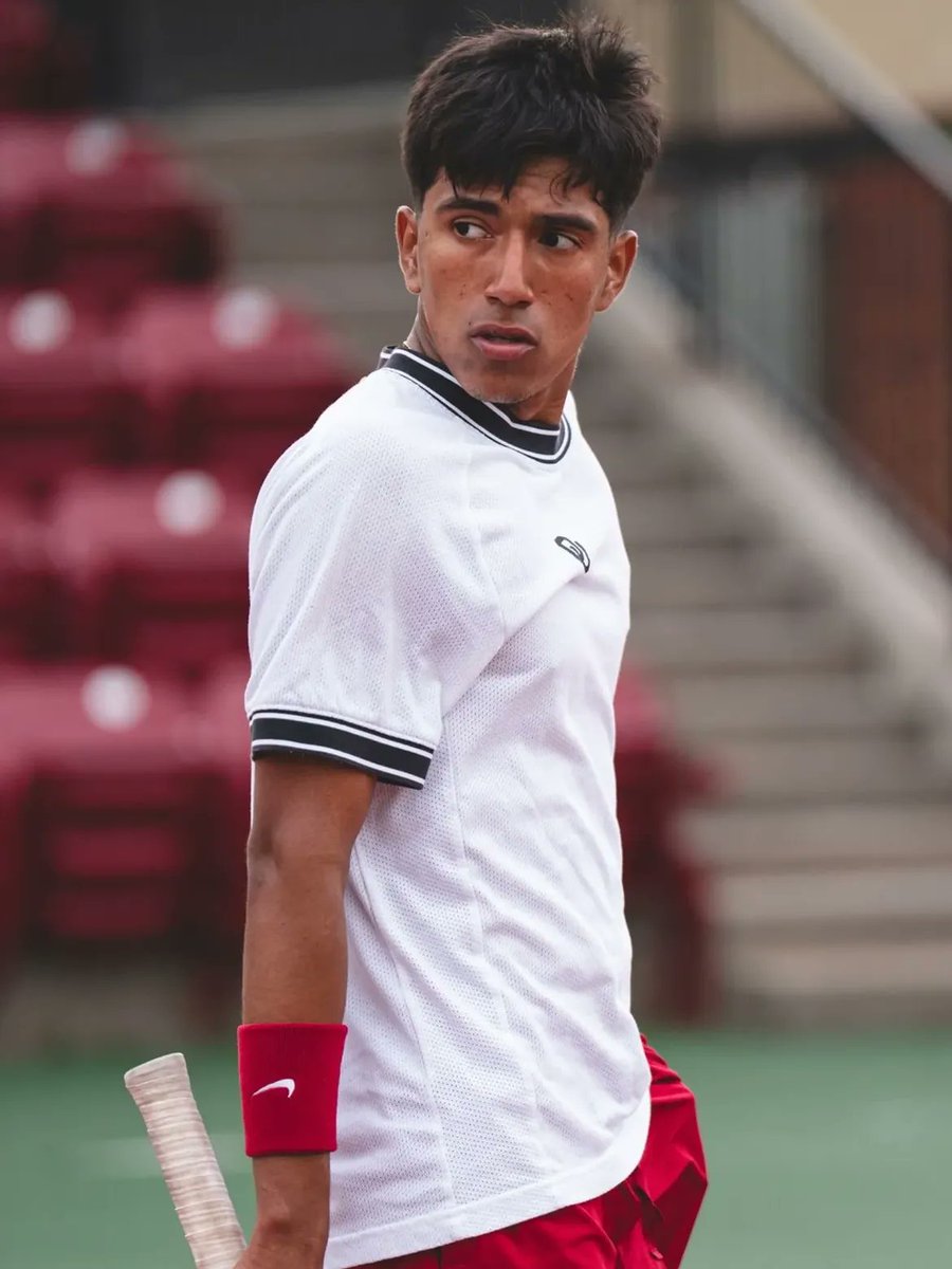 AFD7L's tweet photo. Casi casi Johan Rodríguez, 829 del ranking, da el batacazo del día en la Copa Davis.

En su debut en la competencia, el colombiano estuvo 3-1 arriba en el tercer set contra Botic Van de Zandschulp (40 del mundo y cuartofinalista del US Open), pero el neerlandés lo terminó ganando 7-5.

El haber ido a Oklahoma le ayudó a pulir sus armas en pistas rápidas. Llegaba con 14 victorias en los últimos 15 partidos en College. Buena presentación y nada que reprocharse.