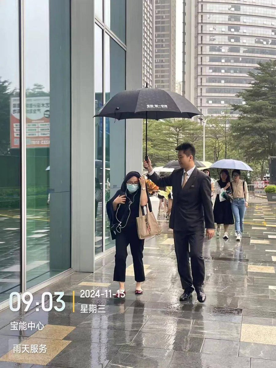 DelphineParijb's tweet photo. A stranger held the door for me in the rain and even lent me a warm tissue—small acts that make a gloomy day feel so bright. https://t.co/PMuJ9BPLck