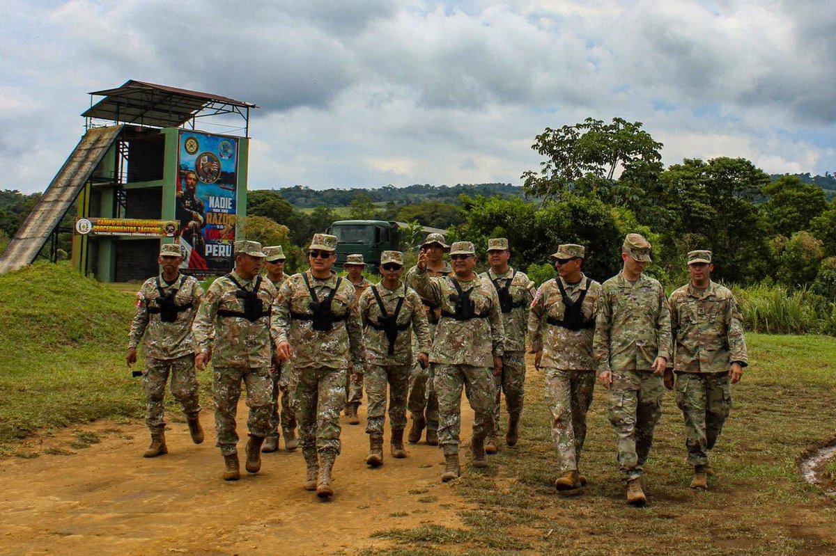 EjercitoPeru's tweet photo. #InfoEP | VANGUARDIA SUR 2026 🇵🇪🇦🇷🇨🇱🇺🇸
El Comandante General del Ejército supervisó la fase aplicativa de «Vanguardia Sur 2026» en El Sauce, donde fuerzas multinacionales fortalecieron su interoperabilidad y coordinación. #HastaQuemarElÚltimoCartucho 🪖🇵🇪 https://t.co/Y7i2oEDimS