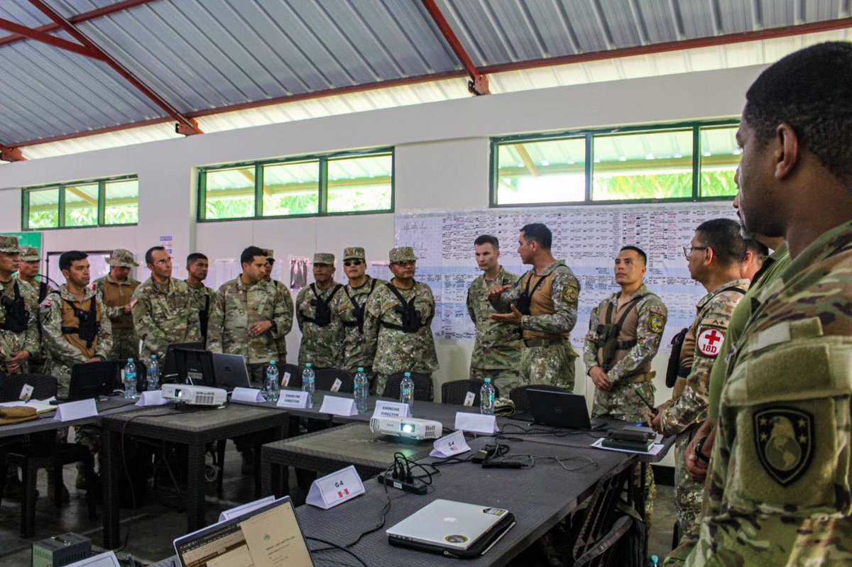 EjercitoPeru's tweet photo. #InfoEP | VANGUARDIA SUR 2026 🇵🇪🇦🇷🇨🇱🇺🇸
El Comandante General del Ejército supervisó la fase aplicativa de «Vanguardia Sur 2026» en El Sauce, donde fuerzas multinacionales fortalecieron su interoperabilidad y coordinación. #HastaQuemarElÚltimoCartucho 🪖🇵🇪 https://t.co/Y7i2oEDimS