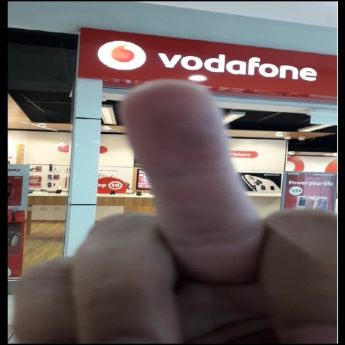 JKTomik's tweet photo. Na jedno VDSL připojení si @Vodafone_CZ vynutil připojit další krabičku, tzv. terminátor. Pár hodin po připojení nám přestalo fungovat VOIP volání a na jejich prioritní péči odmítli zapsat stížnost s tím, že pokud bychom měli VOIP od nich, tak by to (asi) fungovalo. Fujky-fujky https://t.co/IKmwhU2BeM