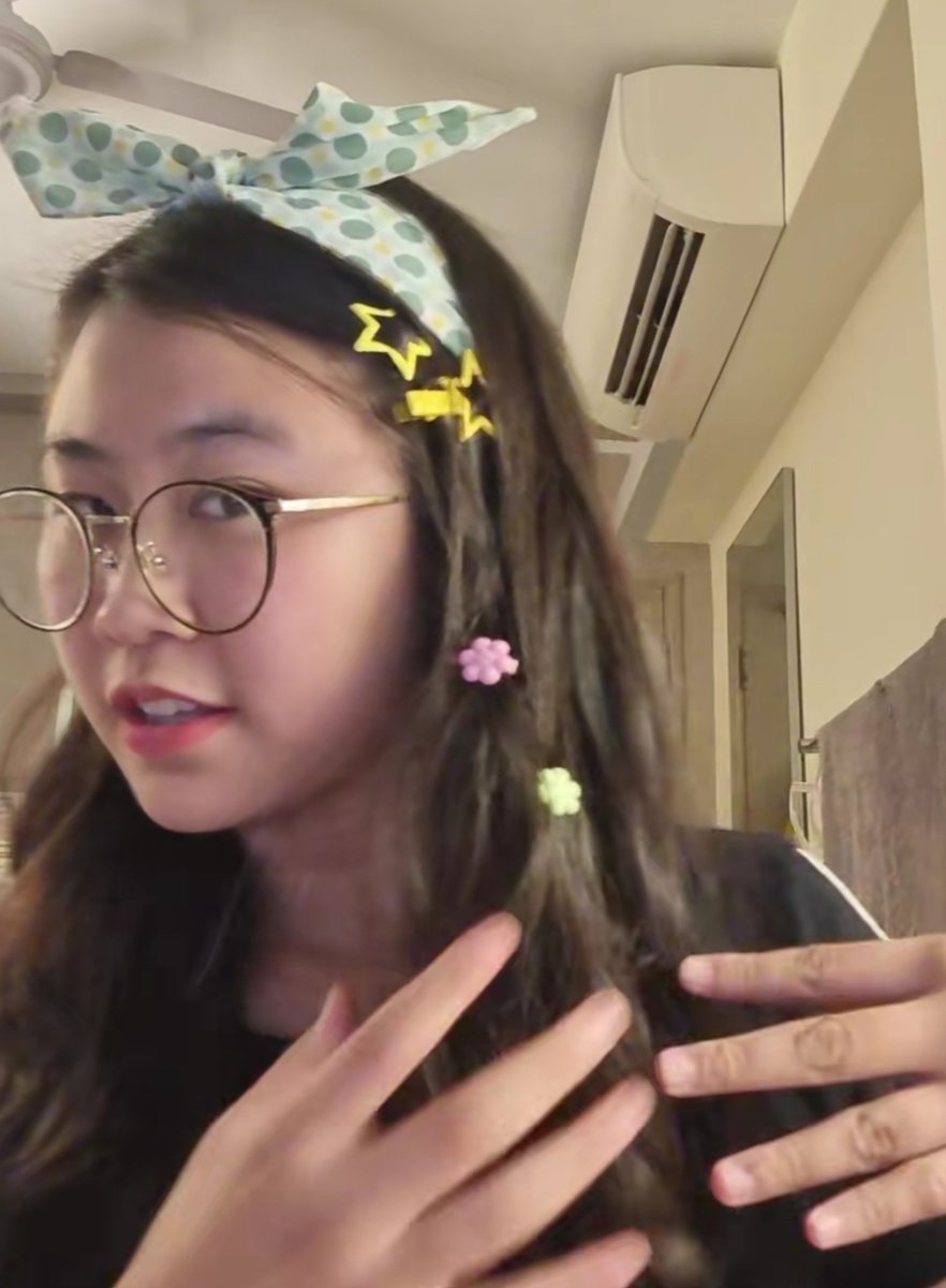 yiyiblooms's tweet photo. GAKUAAAAT BGT ADA YG BILANG “kayak anak tk baru kelar mandi”. YA ALLAH LUCU BGT 😭😭😭😭😭 ktnya kalo dia wake up early sblm kelas, mungkin akan style rambutnya gt.

Senin pas kelas bakalan dipake!!! Tadinya mau besok, tp sabtu ternyata dia kembali MENYOLDER 😭🤣🤣🤣 https://t.co/lwOX1lmvoX