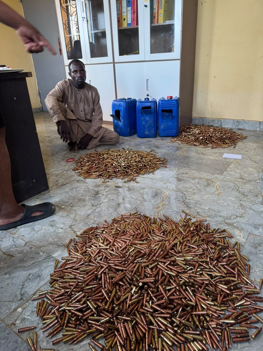 CelestinDelanga's tweet photo. Ce qui s'est passé à #Madegoua le 17 sept au petit matin.
ISWAP est l'auteur de l'attaque
Ce monsieur (image_1)intercepté avec trois bidons de munitions à #Dougoum_Silio est à l'origine de l'attaque qui a fait 14 morts, 13 sur le champ et 01 à l'hôpital de district de Makary. https://t.co/oj5vt3gBdd