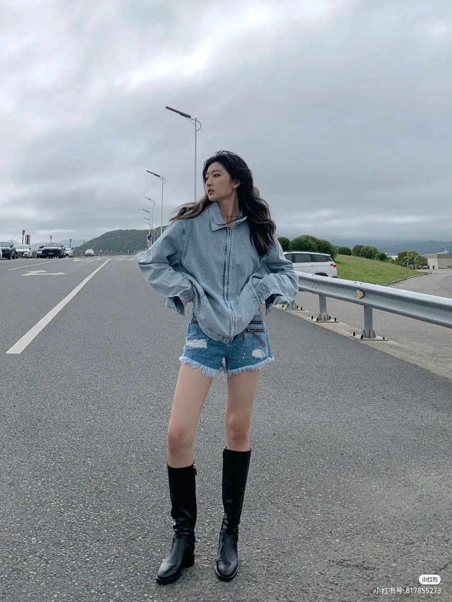 qqianism's tweet photo. qian’s legs are longer than the future i have planned for myself 

#SunQian https://t.co/kuDeJA4ZhD