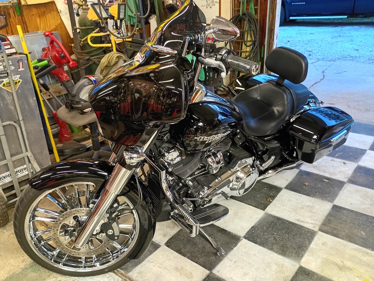 realRacer7x's tweet photo. Street Glide Friday, hope everyone has a great weekend! #HarleyDavidson #Streetglide #motorcycles https://t.co/KnVIVLtv04