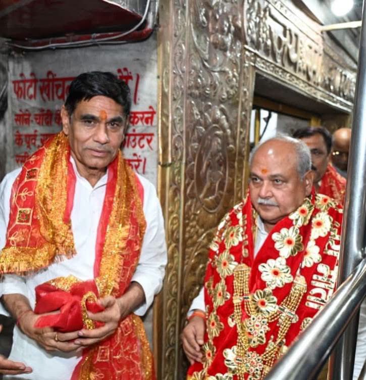 ishrikantC's tweet photo. आज मध्य प्रदेश विधानसभा अध्यक्ष आदरणीय नरेन्द्र सिंह तोमर जी के साथ माँ शारदा के दिव्य दर्शन एवं आशीर्वाद प्राप्त किया।

@nstomar @MPVidhanSabha https://t.co/pThE6qGnPH