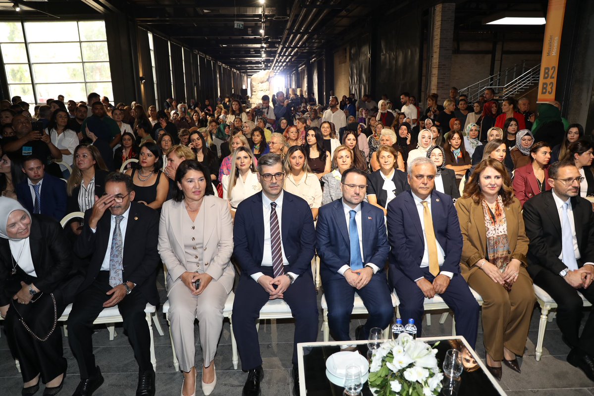 akpartiadanail's tweet photo. “Kardeşlikle kenetlenen, istikrarla güçlenen Türkiye; kadınlarımızın inancı ve emeğiyle yükselmeye devam edecektir.”

#TürkiyeYüzyılıBuluşmaları kapsamında, Adalet Bakanımız Sn. Akın Gürlek, Bakan Yardımcılarımız, Milletvekillerimiz, MKYK Üyelerimiz ve kıymetli kadınlarımızın katılımıyla gerçekleştirilen Kadın Buluşması Programı’nda bir araya geldik. 

Türkiye Yüzyılı hedeflerimiz doğrultusunda; kadınlarımızın azmi ve birlik ruhumuzla Adana’mızdan güçlü yarınlara yürümeye kararlılıkla devam edeceğiz.

@abakingurlek

@omerrcelik @abuyukgumus @yahyacelik_ @ozmehmetemin @avmustafaozkan @KaramikSunay @abdullahdogru01 @farukaytek