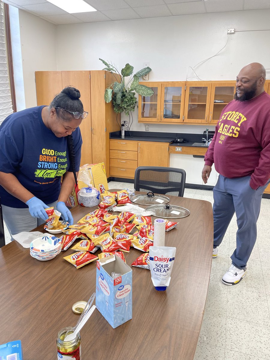 BStoreyMS's tweet photo. It’s Frito Pie Friday! We are ending the week on a CRUNCHY note! Because our staff deserves a little CRUNCH, a lot of flavor, and a whole lot of APPRECIATION! #BuildingaStoreyofExcellence🦅 https://t.co/r4RLlS52cW