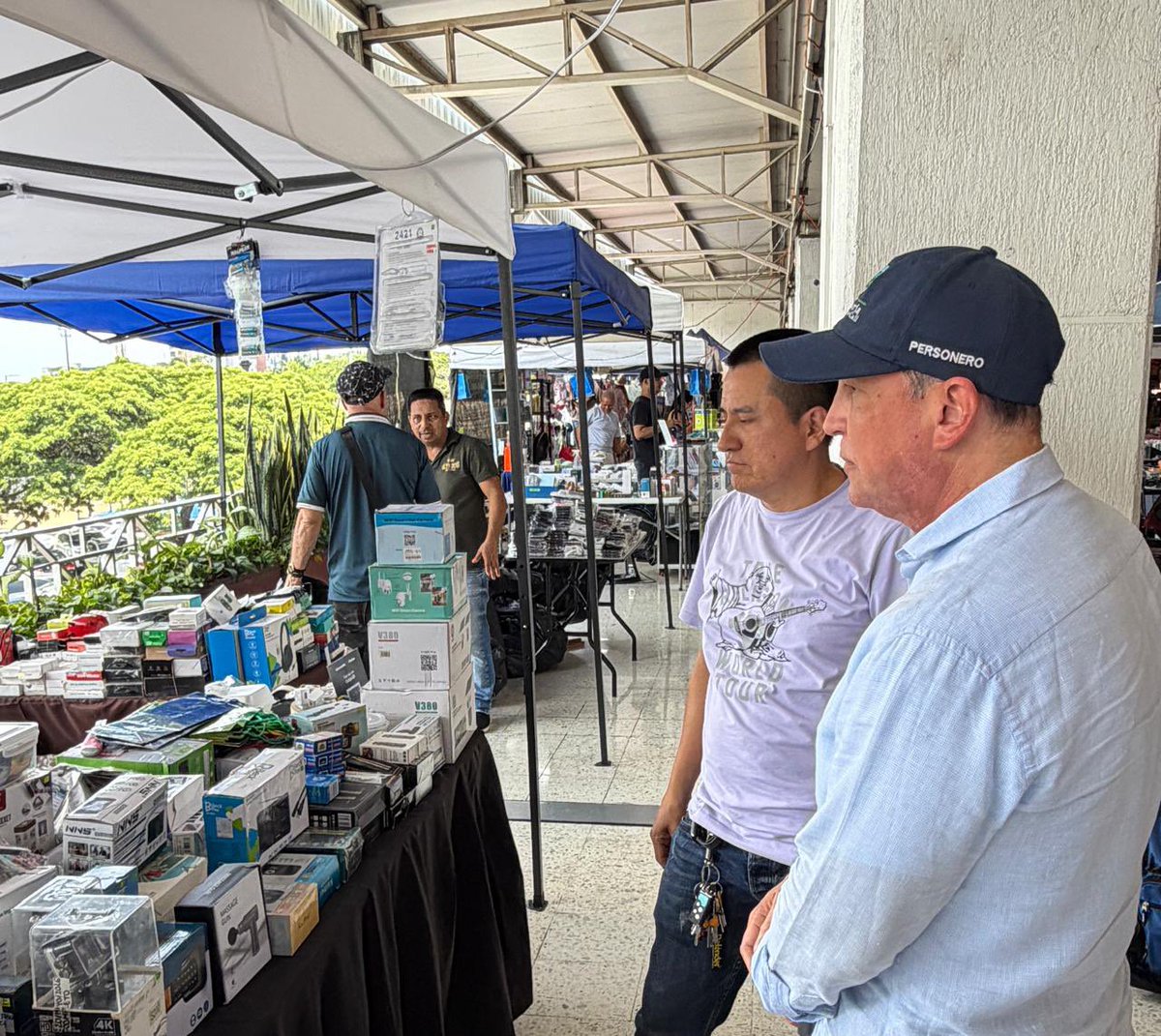 personeriacali's tweet photo. #AEstaHora | El Personero Distrital de Santiago de Cali, Gerardo Mendoza, visita a los comerciantes de San Andresito del Sur, afectados por el terremoto y actualmente reubicados en la 14 de la 80.

Desde la Personería acompañamos a quienes, pese a las dificultades, siguen trabajando para recuperar sus medios de vida y salir adelante. Durante la visita, escuchamos sus necesidades y verificamos las condiciones en las que hoy desarrollan su actividad comercial, reiterando nuestro compromiso con sus derechos y con una recuperación que les permita volver a levantarse.