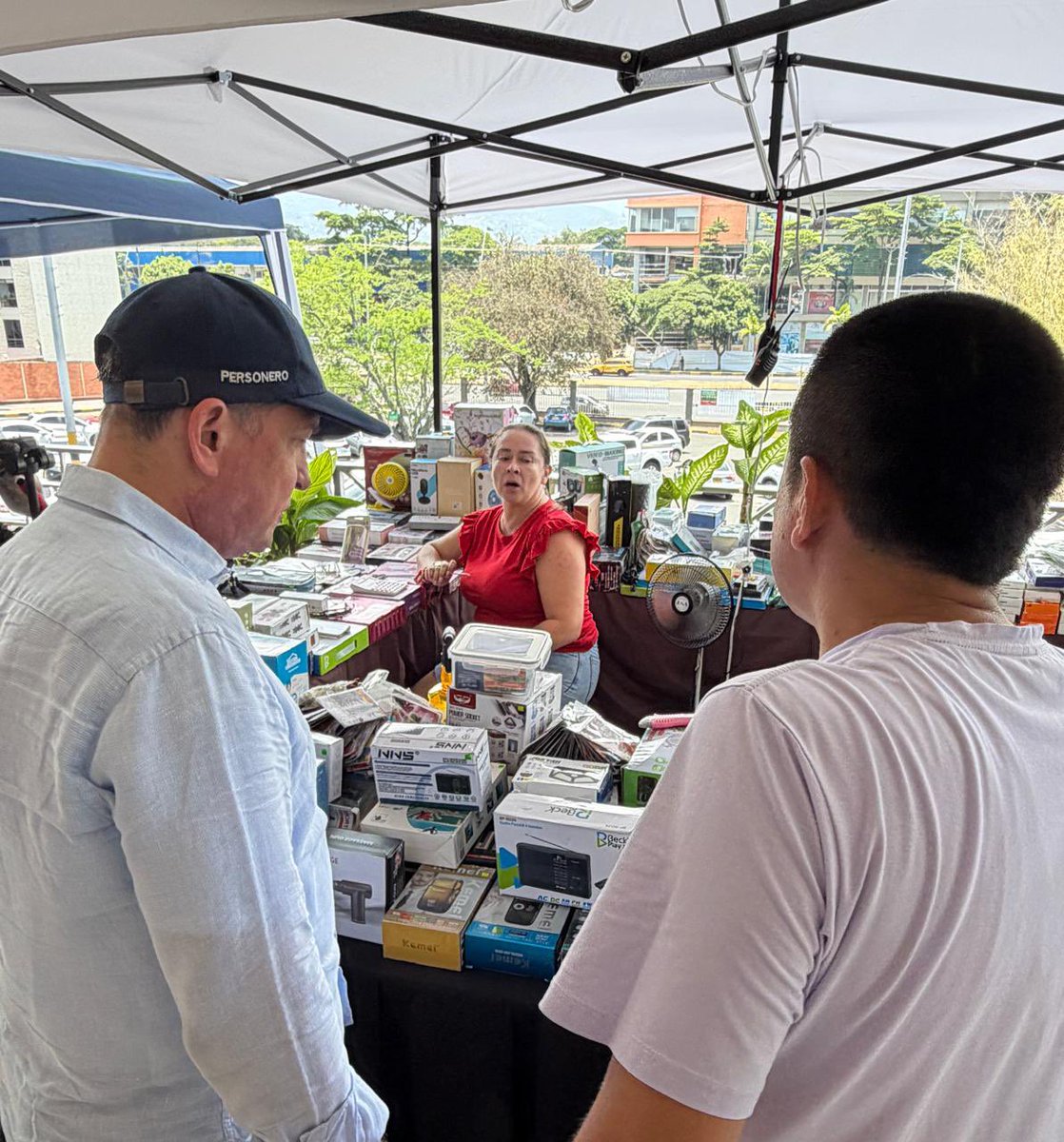 personeriacali's tweet photo. #AEstaHora | El Personero Distrital de Santiago de Cali, Gerardo Mendoza, visita a los comerciantes de San Andresito del Sur, afectados por el terremoto y actualmente reubicados en la 14 de la 80.

Desde la Personería acompañamos a quienes, pese a las dificultades, siguen trabajando para recuperar sus medios de vida y salir adelante. Durante la visita, escuchamos sus necesidades y verificamos las condiciones en las que hoy desarrollan su actividad comercial, reiterando nuestro compromiso con sus derechos y con una recuperación que les permita volver a levantarse.